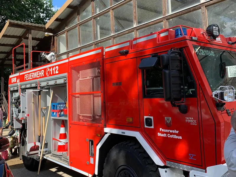 Feuerwehrauto zum Anfassen beim Kinder-Sommerfest